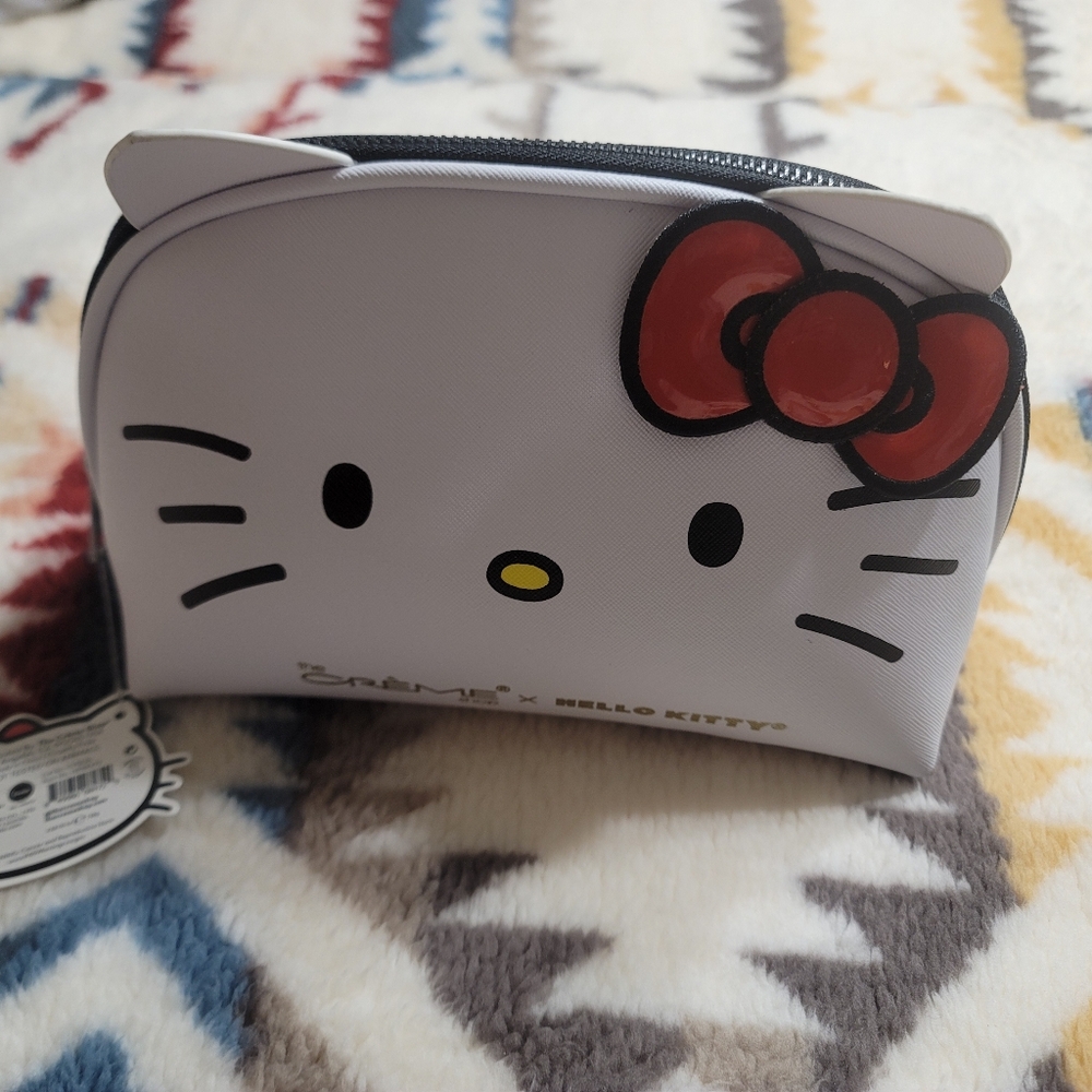 NWT Limited Edition Creme Shop x Sanrio Hello Kitty Make Up Bag…